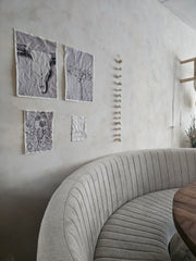 Sfeerbeeld van verschillende canvassen aan de muur