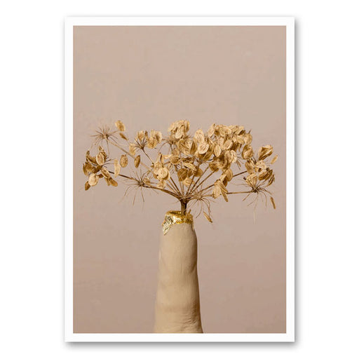 Afbeelding van een gedroogde bloem in een minimalistische vaas met een gouden accent, tegen een neutrale beige achtergrond.