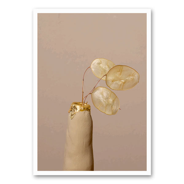 Afbeelding van een gedroogde judaspenning in een minimalistische vaas met een gouden accent, tegen een neutrale beige achtergrond.