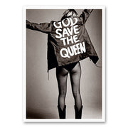 Zwart-witfoto van Kate Moss met een jas met de tekst "GOD SAVE THE QUEEN," netpanty’s en cowboylaarzen.