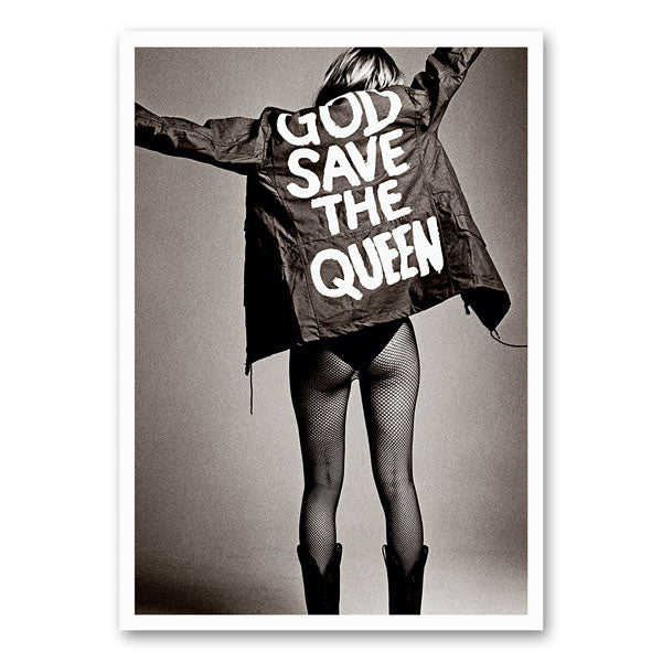 Zwart-witfoto van Kate Moss met een jas met de tekst "GOD SAVE THE QUEEN," netpanty’s en cowboylaarzen.