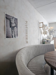 Sfeerbeeld van de Kate moss poster met de tekst god save the Queen.