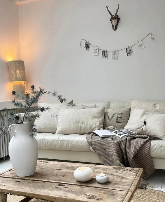 Mooie kerstslinger aan de muur, kleine A7 kaartjes met touw en knijpers. 