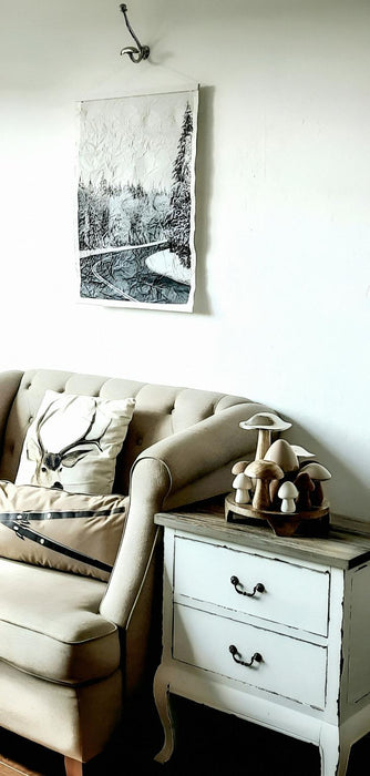 Winterstraße durch den Wald