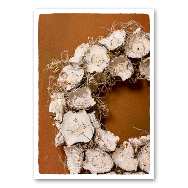 Canvas van een natuurlijke krans met lichte houtstructuren op bruine achtergrond – rustieke wanddecoratie van Mo-Ca