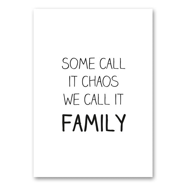 Canvas met de quote ‘Some call it chaos, we call it family’ in zwart-wit – stijlvolle wanddecoratie voor woonkamer of keuken.