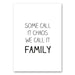 Canvas met de quote ‘Some call it chaos, we call it family’ in zwart-wit – stijlvolle wanddecoratie voor woonkamer of keuken.