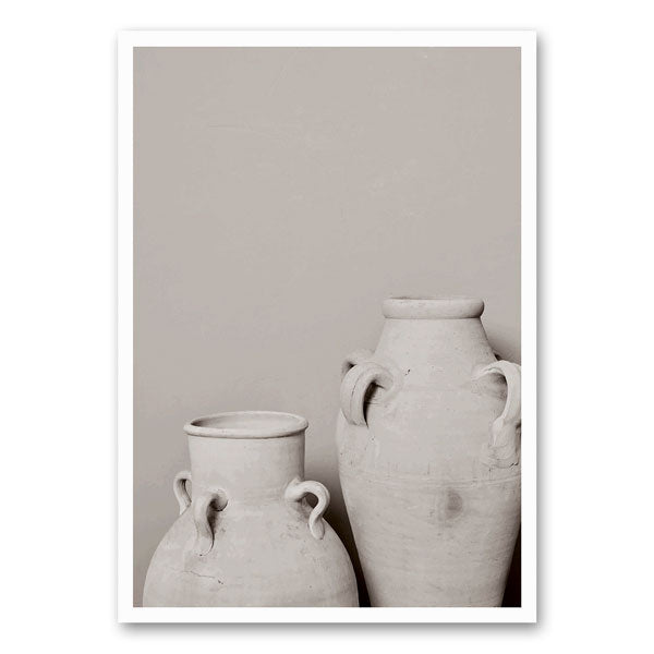 Breng een vleugje rustieke elegantie in je interieur met deze minimalistische canvas van twee klassieke amfora vazen