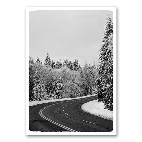 Zwart-wit canvas van een besneeuwde weg door een winterbos – stijlvolle natuur wanddecoratie van Mo-Ca.