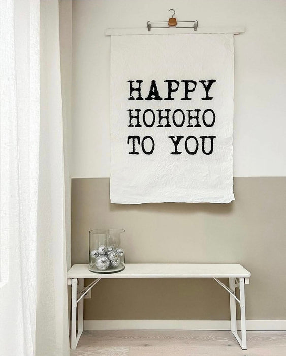 Sfeerbeeld van een canvas doek met de tekst "Happy HoHoHo to You" in een vrolijk en feestelijk design, perfect als wanddecoratie voor de kerstperiode of als een unieke kerstgroet.